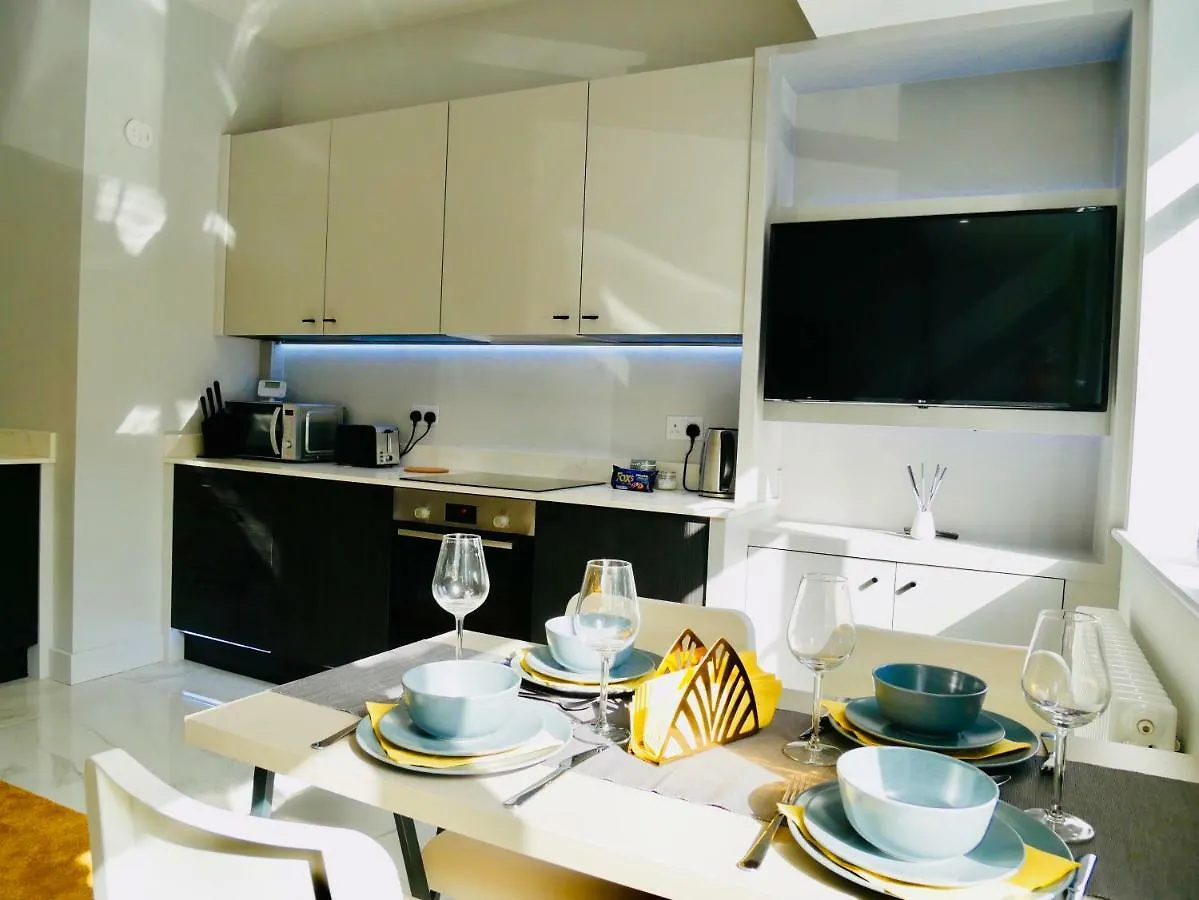 Luxury 3 Bedroom Apartment Near Bournemouth Beach & Poole